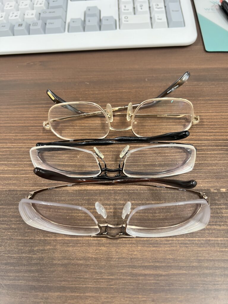 眼鏡が三つ